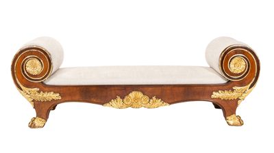 une image représentant un banc en bois orné de motifs dorés