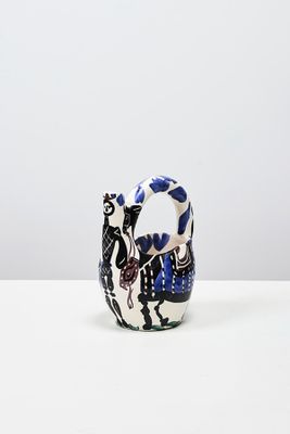 une image représentant un petit vase orné d'un chat