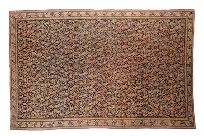 un tapis ancien avec un motif floral sur fond blanc