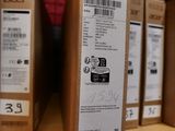 Des cartons contenant des produits Acer sont empilés sur une étagère dans un magasin