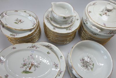un grand nombre d'assiettes et de bols posés sur une table