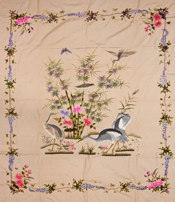 une photo d'un patchwork orné d'oiseaux et de fleurs
