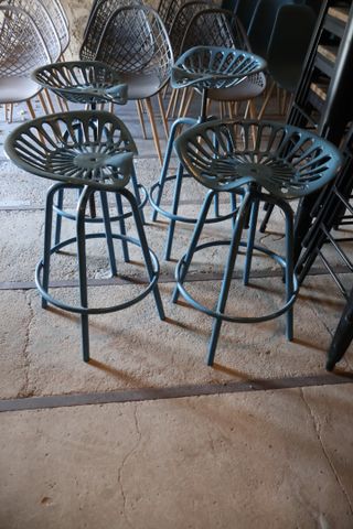 Quatre tabourets de bar en métal laqué bleu assise tournante