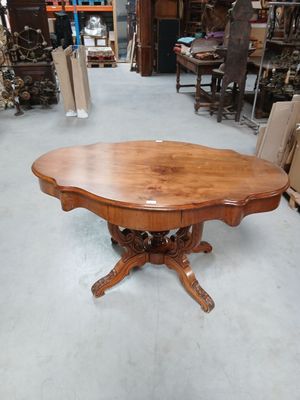 une table placée au milieu d'une pièce