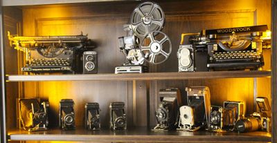 de nombreux modèles différents d'appareils photo anciens sur une étagère