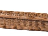 un gros plan d'un panier en osier sur fond blanc
