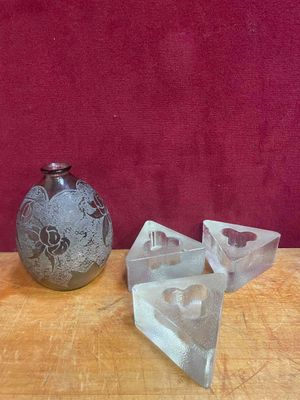 two vases sitting on a table next to each other