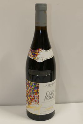 la bouteille de vin est posée sur la table à côté du mur