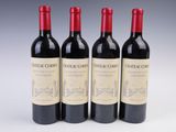 trois bouteilles de vin rouge posées côte à côte sur une table