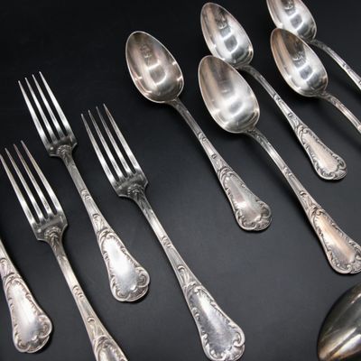 beaucoup de cuillères et de fourchettes en argent sur une table