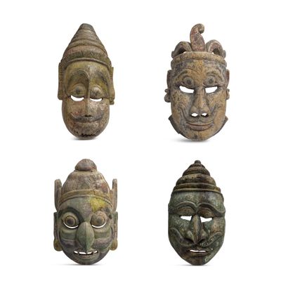 quatre masques de formes et de tailles différentes sur un fond blanc