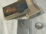 un briquet et son étui posés sur un lit
