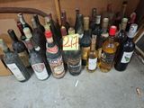 de nombreuses bouteilles de vin posées les unes à côté des autres sur le sol