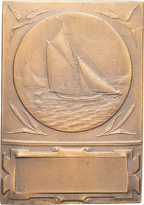 plaque en bronze représentant un voilier dans l'océan avec une plaque en dessous