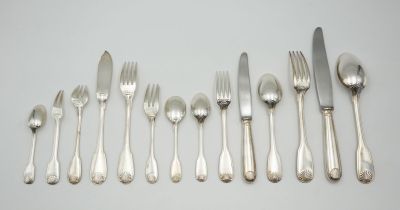 un ensemble d'argenterie, comprenant notamment des fourchettes et des cuillères, posé sur une table