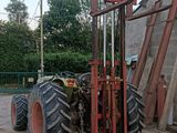 un chariot élévateur garé devant un bâtiment