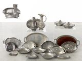 de nombreux objets en argent posés sur une table avec un fond blanc