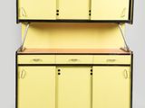 une photo d'une armoire jaune et noire comportant deux étagères