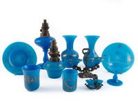Lot d'opalines bleues comprenant 2 vases balustres aux cols …
