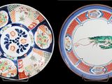 deux assiettes ornées de motifs différents sur fond noir