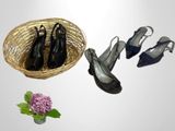 plusieurs paires de chaussures et un panier de fleurs posés sur une table