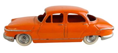 une petite voiture orange posée sur une surface blanche