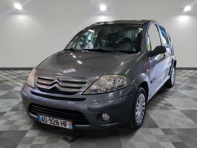 une photo d'une voiture Citroën grise garée dans un garage