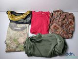 beaucoup de vêtements qui traînent sur une table