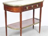 une table avec un plateau en marbre et une étagère en dessous