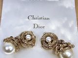 une paire de boucles d'oreilles Christian Dior ornées de perles, exposée dans une boutique
