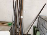 un tas de morceaux de bois et d'autres objets dans une pièce