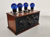 une boîte en bois surmontée de lumières bleues