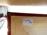 un autocollant au bas d'une armoire en bois