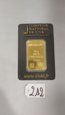 un lingot d'or sur lequel est posée une étiquette de prix