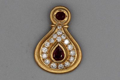 Pendentif en or serti de rubis et de diamants. P 5g