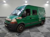 une camionnette verte garée sur un sol à damier