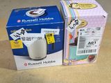 deux boîtes de cafetières Russell Hobbs posées l'une à côté de l'autre sur une table