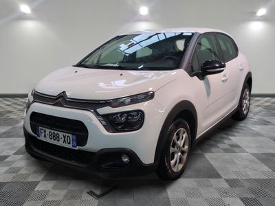 la citrole blanche est garee sur un carrelage en damier