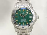 une montre avec un cadran vert et un bracelet argenté