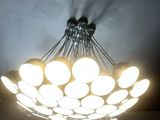 une lumière suspendue au plafond d'une pièce
