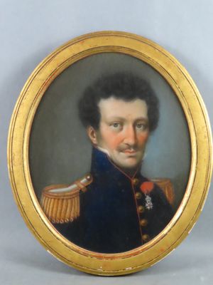 portrait d'un homme en uniforme militaire dans un cadre doré