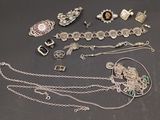 Plusieurs types de bijoux sont exposés sur une table