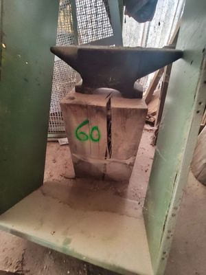 une photo d'une machine qui se trouve dans la boue