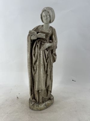 statue d'une femme tenant un bébé dans ses bras
