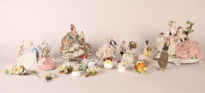 Réunion d'objets modernes comprenant 21 sujets en porcelaine…