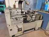 une machine qui se trouve à l'intérieur d'un bâtiment