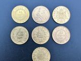 six pièces de monnaie en livre sterling différentes disposées sur une surface bleue