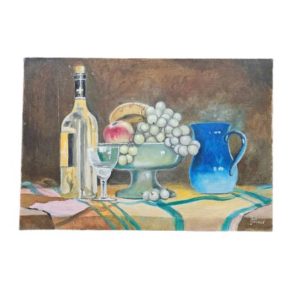 un tableau représentant une corbeille de raisins et une bouteille de vin posés sur une table