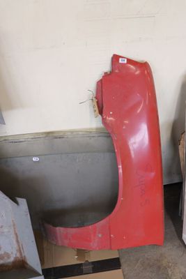 des toilettes situées dans un coin d'une pièce dont la porte est rouge