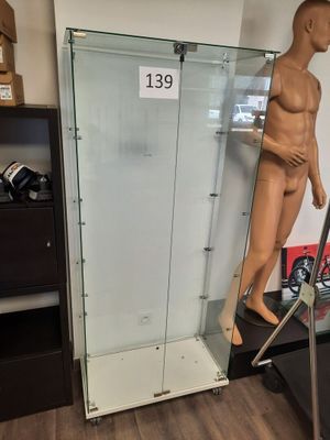 un mannequin dans une vitrine, dans une pièce